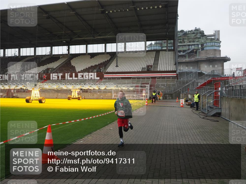 07.12.2025 - St. Pauli X-Mass-Run No. 15 Fabian Wolf http://msf.ph/oto/9417311 07.12.2025 11:16:32 Ziel 1017, 1350 meine-sportfotos.de