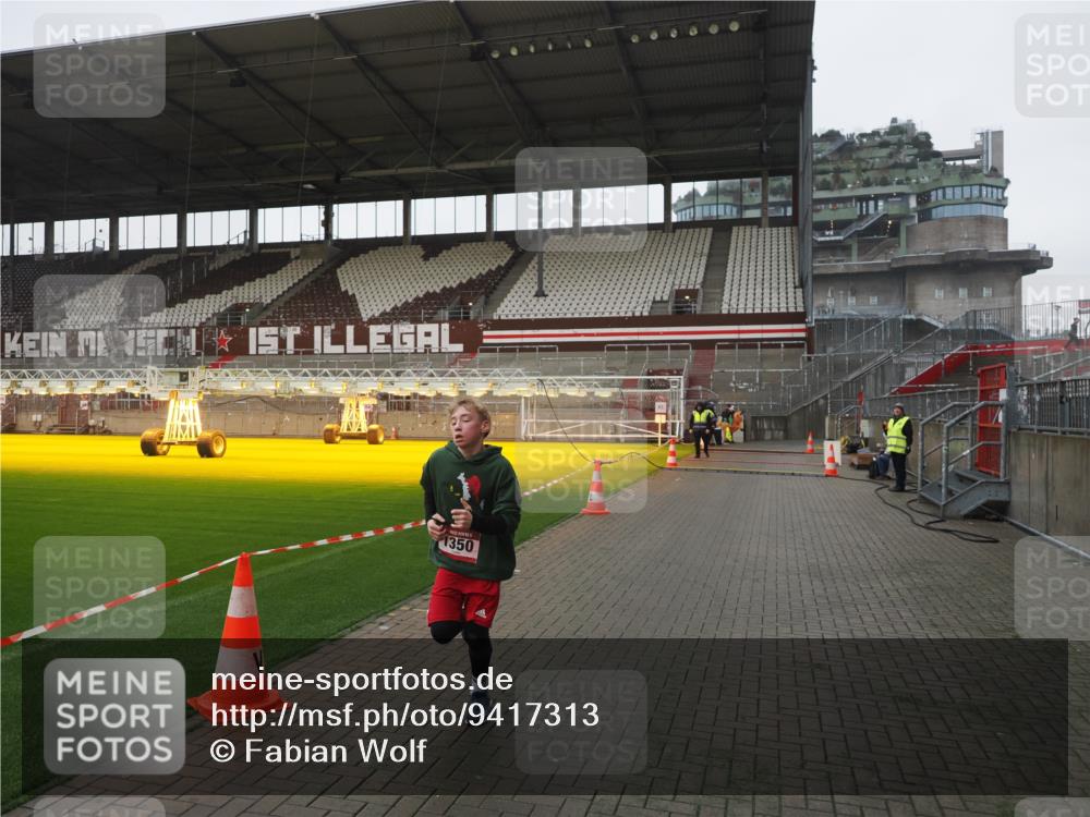 07.12.2025 - St. Pauli X-Mass-Run No. 15 Fabian Wolf http://msf.ph/oto/9417313 07.12.2025 11:16:33 Ziel 1017, 1350 meine-sportfotos.de