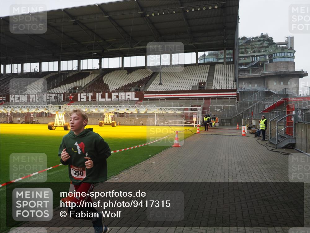 07.12.2025 - St. Pauli X-Mass-Run No. 15 Fabian Wolf http://msf.ph/oto/9417315 07.12.2025 11:16:33 Ziel 1017, 1350 meine-sportfotos.de