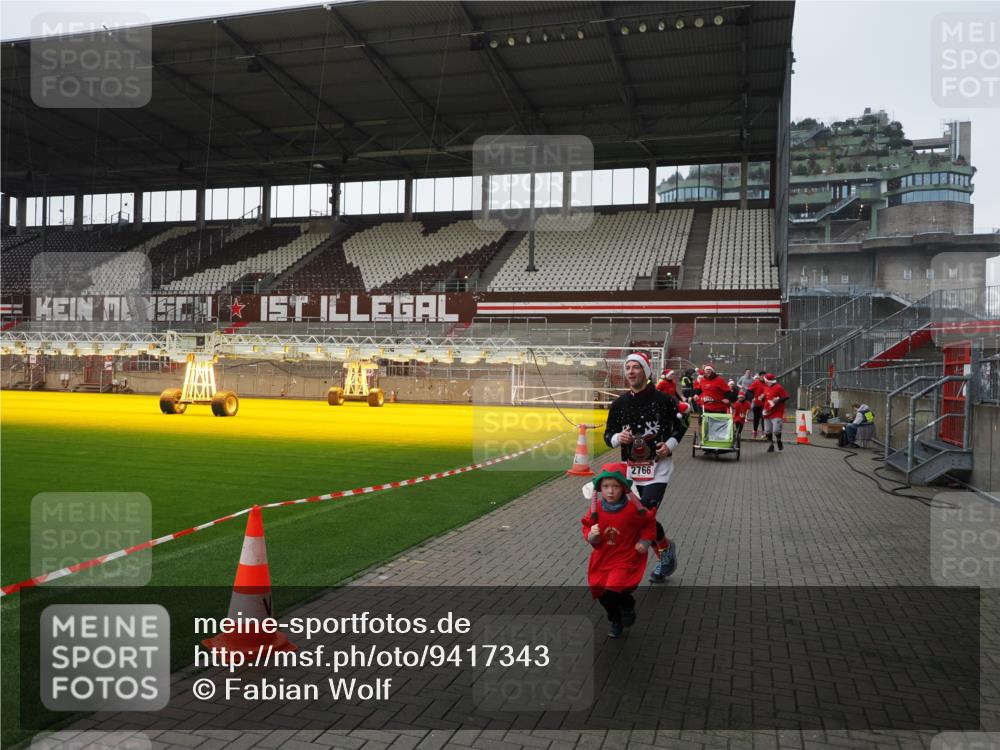07.12.2025 - St. Pauli X-Mass-Run No. 15 Fabian Wolf http://msf.ph/oto/9417343 07.12.2025 11:17:18 Ziel 1122, 1125, 1127, 1130, 1340, 1529, 1531, 1686, 2766, 2846, 2849 meine-sportfotos.de