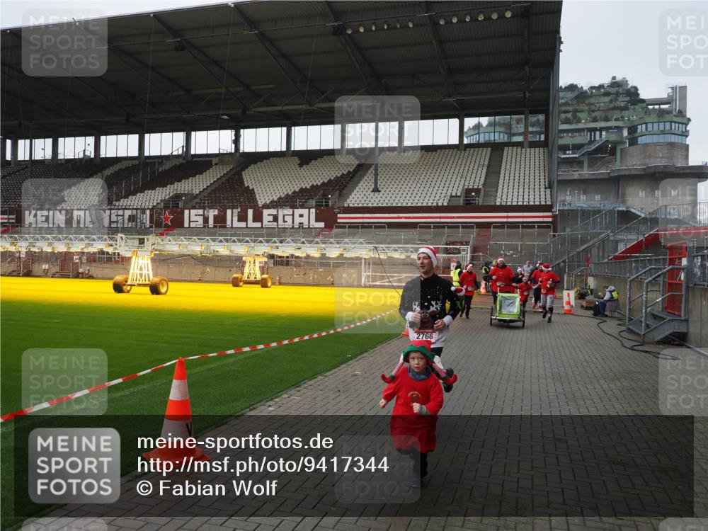 07.12.2025 - St. Pauli X-Mass-Run No. 15 Fabian Wolf http://msf.ph/oto/9417344 07.12.2025 11:17:18 Ziel 1122, 1125, 1127, 1130, 1340, 1529, 1531, 1686, 2766, 2846, 2849 meine-sportfotos.de