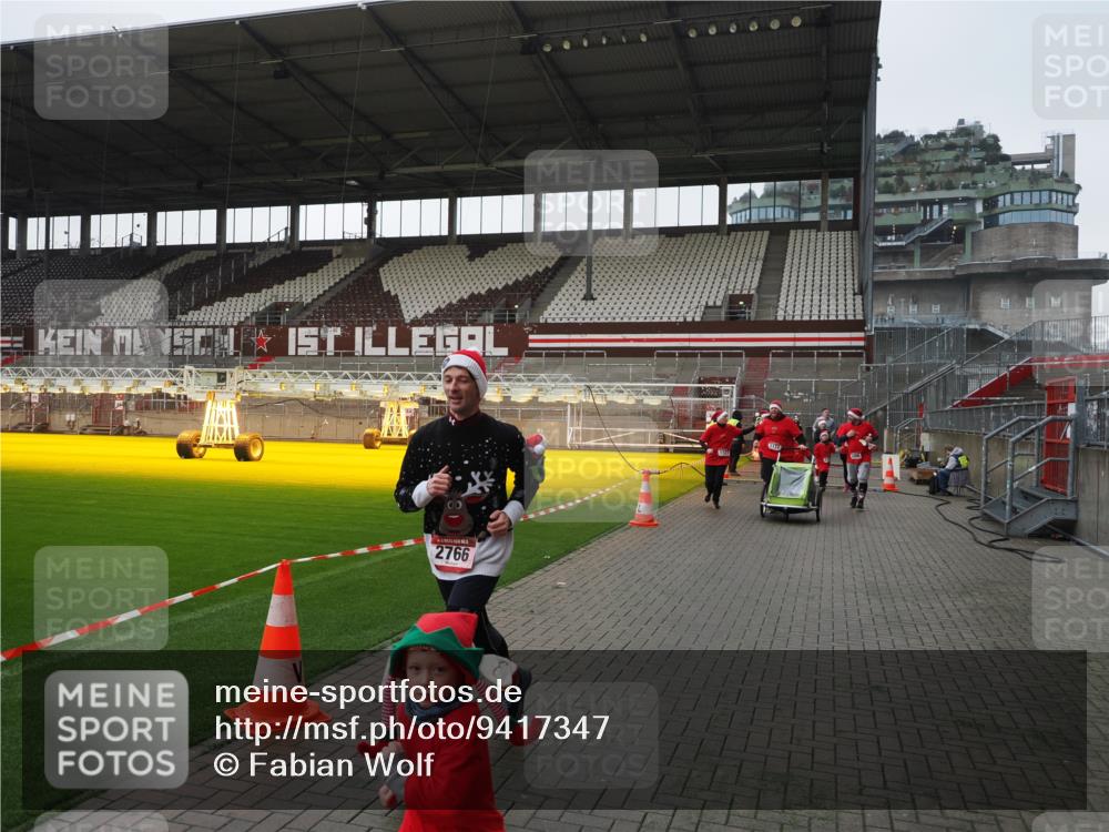07.12.2025 - St. Pauli X-Mass-Run No. 15 Fabian Wolf http://msf.ph/oto/9417347 07.12.2025 11:17:19 Ziel 551, 1122, 1125, 1127, 1130, 1340, 1529, 1531, 1686, 2766, 2846, 2849 meine-sportfotos.de