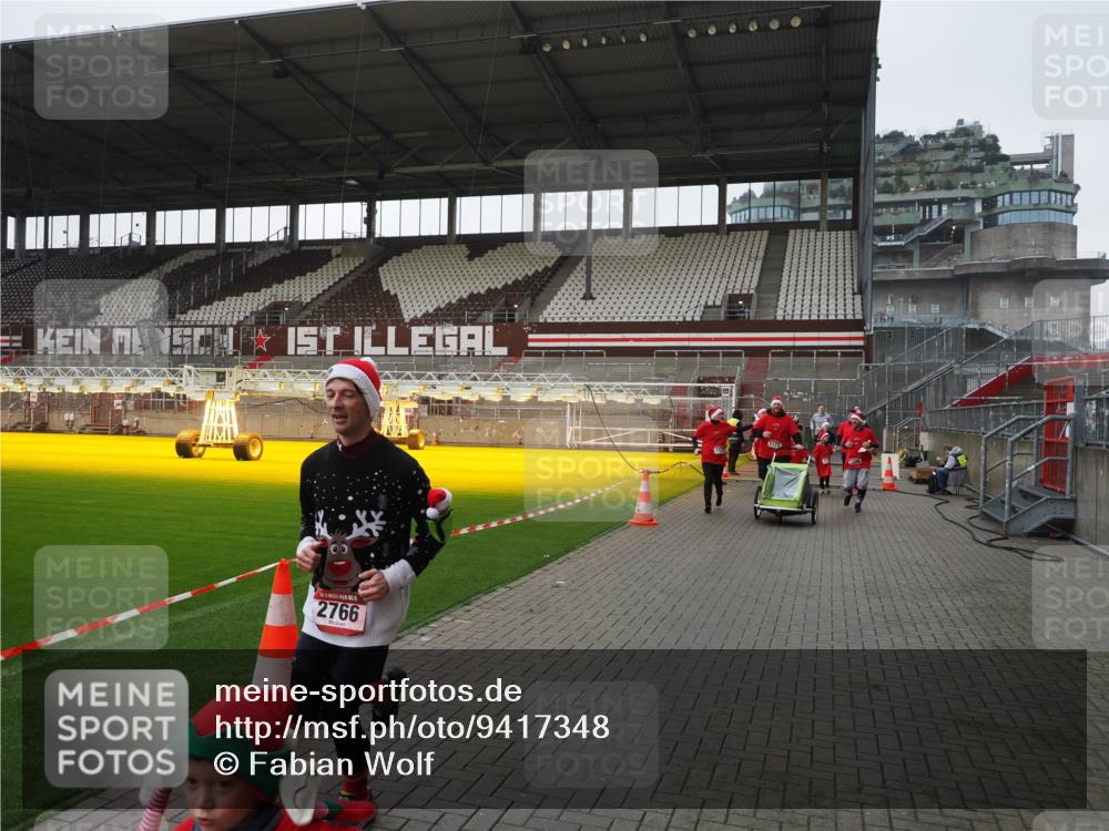 07.12.2025 - St. Pauli X-Mass-Run No. 15 Fabian Wolf http://msf.ph/oto/9417348 07.12.2025 11:17:19 Ziel 551, 1122, 1125, 1127, 1130, 1340, 1529, 1531, 1686, 2766, 2846, 2849 meine-sportfotos.de