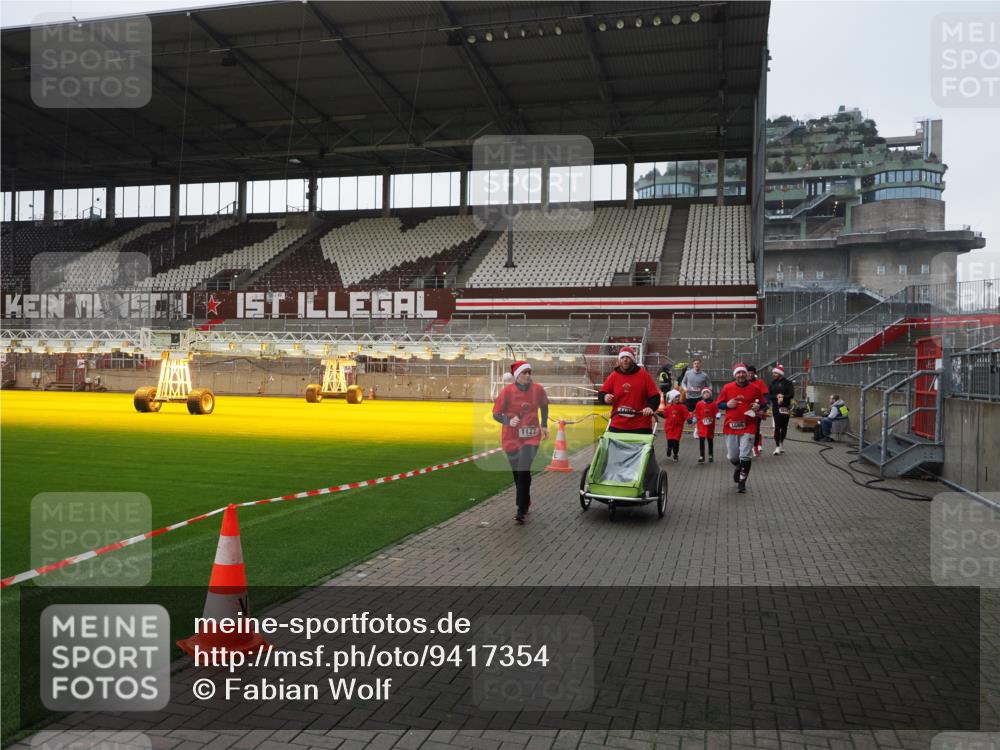 07.12.2025 - St. Pauli X-Mass-Run No. 15 Fabian Wolf http://msf.ph/oto/9417354 07.12.2025 11:17:21 Ziel 551, 1122, 1125, 1127, 1130, 1340, 1529, 1531, 1686, 2477, 2766, 2846, 2849 meine-sportfotos.de