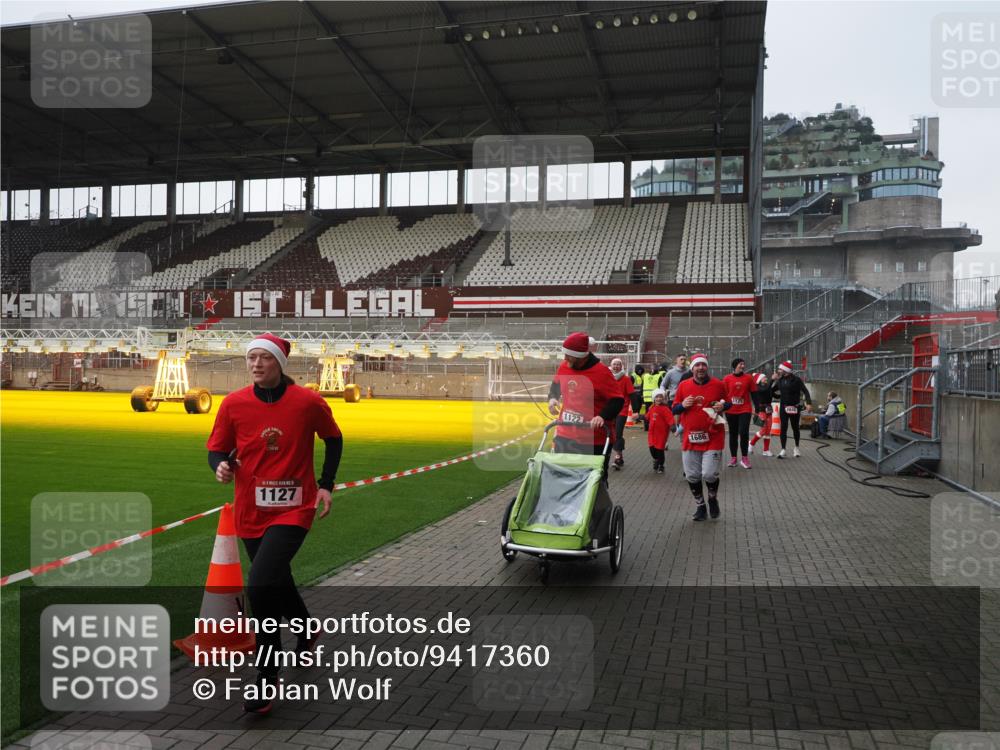07.12.2025 - St. Pauli X-Mass-Run No. 15 Fabian Wolf http://msf.ph/oto/9417360 07.12.2025 11:17:22 Ziel 551, 1122, 1125, 1127, 1130, 1340, 1529, 1531, 1686, 2477, 2766, 2846, 2849 meine-sportfotos.de