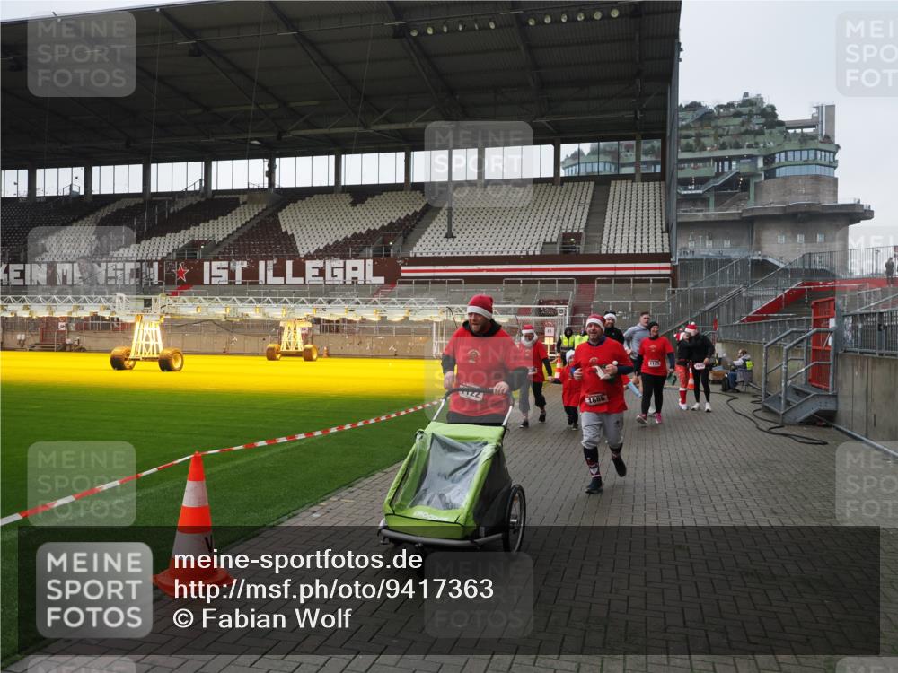 07.12.2025 - St. Pauli X-Mass-Run No. 15 Fabian Wolf http://msf.ph/oto/9417363 07.12.2025 11:17:23 Ziel 551, 1122, 1125, 1127, 1130, 1340, 1529, 1531, 1686, 2477, 2766, 2846, 2849 meine-sportfotos.de