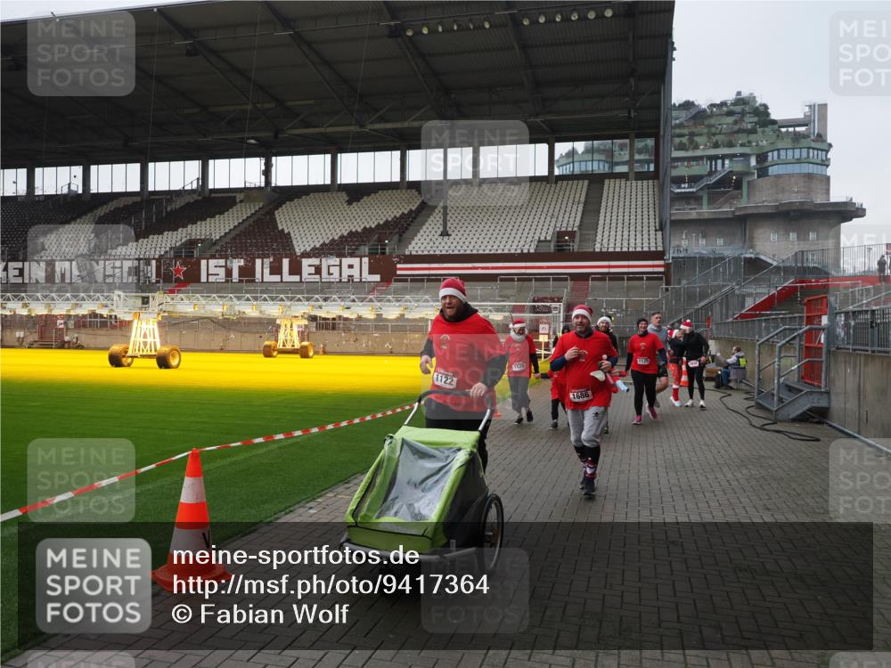 07.12.2025 - St. Pauli X-Mass-Run No. 15 Fabian Wolf http://msf.ph/oto/9417364 07.12.2025 11:17:23 Ziel 551, 1122, 1125, 1127, 1130, 1340, 1529, 1531, 1686, 2477, 2766, 2846, 2849 meine-sportfotos.de
