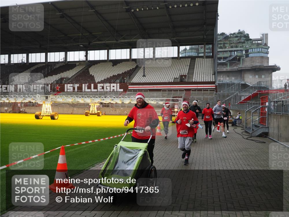 07.12.2025 - St. Pauli X-Mass-Run No. 15 Fabian Wolf http://msf.ph/oto/9417365 07.12.2025 11:17:23 Ziel 551, 1122, 1125, 1127, 1130, 1340, 1529, 1531, 1686, 2477, 2766, 2846, 2849 meine-sportfotos.de
