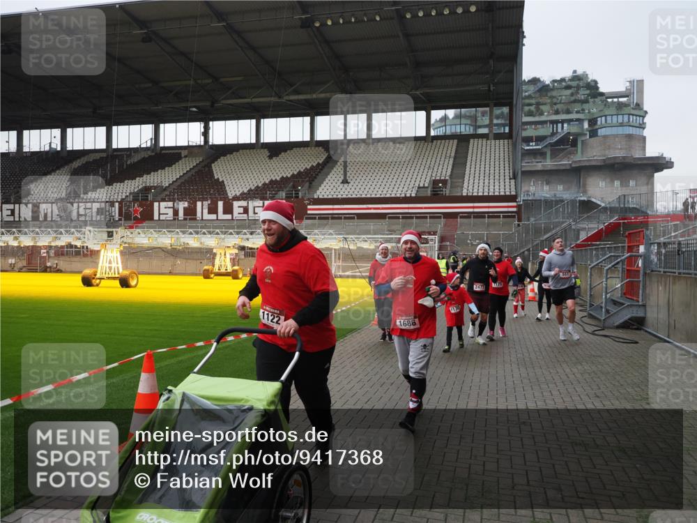 07.12.2025 - St. Pauli X-Mass-Run No. 15 Fabian Wolf http://msf.ph/oto/9417368 07.12.2025 11:17:24 Ziel 551, 1122, 1125, 1127, 1130, 1340, 1529, 1531, 1686, 2477, 2766, 2846, 2849 meine-sportfotos.de