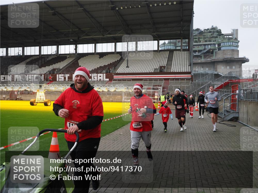 07.12.2025 - St. Pauli X-Mass-Run No. 15 Fabian Wolf http://msf.ph/oto/9417370 07.12.2025 11:17:24 Ziel 551, 1122, 1125, 1127, 1130, 1340, 1529, 1531, 1686, 2477, 2766, 2846, 2849 meine-sportfotos.de
