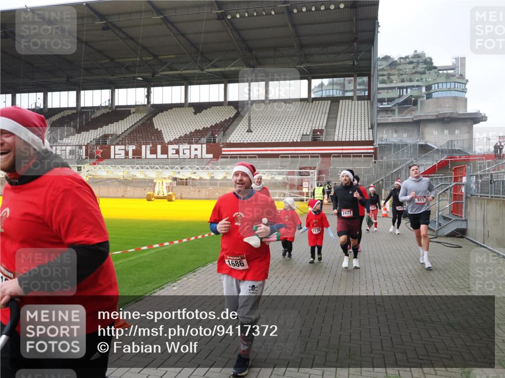 07.12.2025 - St. Pauli X-Mass-Run No. 15 Fabian Wolf http://msf.ph/oto/9417372 07.12.2025 11:17:24 Ziel 551, 1122, 1125, 1127, 1130, 1340, 1529, 1531, 1686, 2477, 2766, 2846, 2849 meine-sportfotos.de