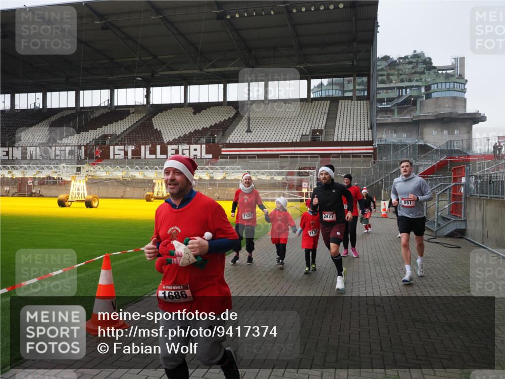 07.12.2025 - St. Pauli X-Mass-Run No. 15 Fabian Wolf http://msf.ph/oto/9417374 07.12.2025 11:17:25 Ziel 551, 1122, 1125, 1127, 1130, 1340, 1529, 1531, 1686, 2477, 2766, 2846, 2849 meine-sportfotos.de