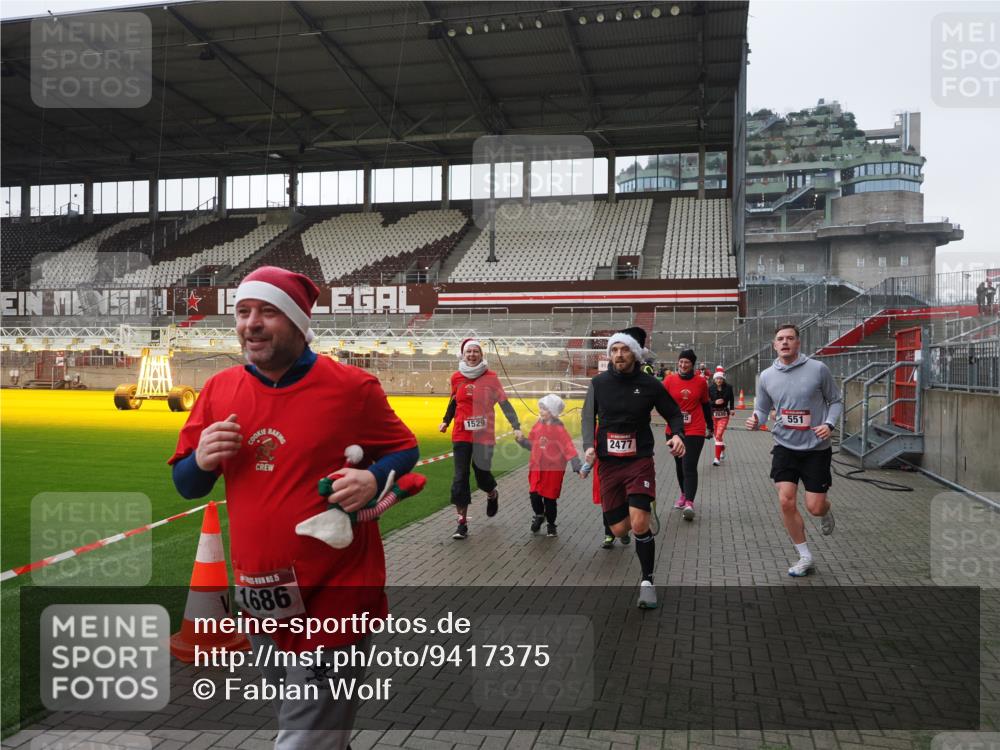 07.12.2025 - St. Pauli X-Mass-Run No. 15 Fabian Wolf http://msf.ph/oto/9417375 07.12.2025 11:17:25 Ziel 551, 1122, 1125, 1127, 1130, 1340, 1529, 1531, 1686, 2477, 2766, 2846, 2849 meine-sportfotos.de