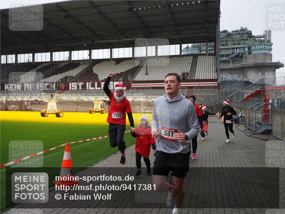 07.12.2025 - St. Pauli X-Mass-Run No. 15 Fabian Wolf http://msf.ph/oto/9417381 07.12.2025 11:17:26 Ziel 551, 1122, 1125, 1127, 1130, 1340, 1529, 1531, 1686, 2477, 2766, 2846, 2849 meine-sportfotos.de