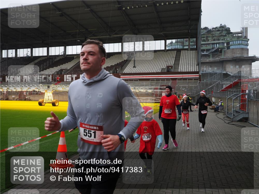 07.12.2025 - St. Pauli X-Mass-Run No. 15 Fabian Wolf http://msf.ph/oto/9417383 07.12.2025 11:17:27 Ziel 551, 1122, 1125, 1127, 1130, 1340, 1529, 1531, 1686, 2477, 2766, 2846, 2849 meine-sportfotos.de