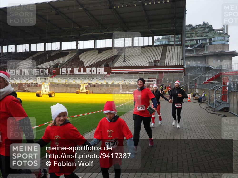 07.12.2025 - St. Pauli X-Mass-Run No. 15 Fabian Wolf http://msf.ph/oto/9417387 07.12.2025 11:17:27 Ziel 551, 1122, 1125, 1127, 1130, 1340, 1529, 1531, 1686, 2477, 2766, 2846, 2849 meine-sportfotos.de