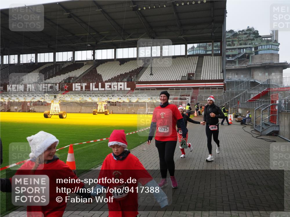 07.12.2025 - St. Pauli X-Mass-Run No. 15 Fabian Wolf http://msf.ph/oto/9417388 07.12.2025 11:17:28 Ziel 551, 1122, 1125, 1127, 1130, 1340, 1529, 1531, 1686, 2477, 2766, 2846, 2849 meine-sportfotos.de