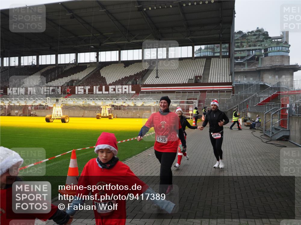 07.12.2025 - St. Pauli X-Mass-Run No. 15 Fabian Wolf http://msf.ph/oto/9417389 07.12.2025 11:17:28 Ziel 551, 1122, 1125, 1127, 1130, 1340, 1529, 1531, 1686, 2477, 2766, 2846, 2849 meine-sportfotos.de