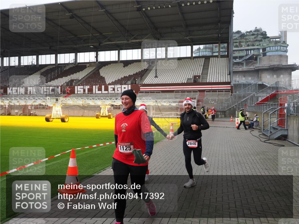 07.12.2025 - St. Pauli X-Mass-Run No. 15 Fabian Wolf http://msf.ph/oto/9417392 07.12.2025 11:17:28 Ziel 551, 1122, 1125, 1127, 1130, 1340, 1529, 1531, 1686, 2477, 2766, 2846, 2849 meine-sportfotos.de