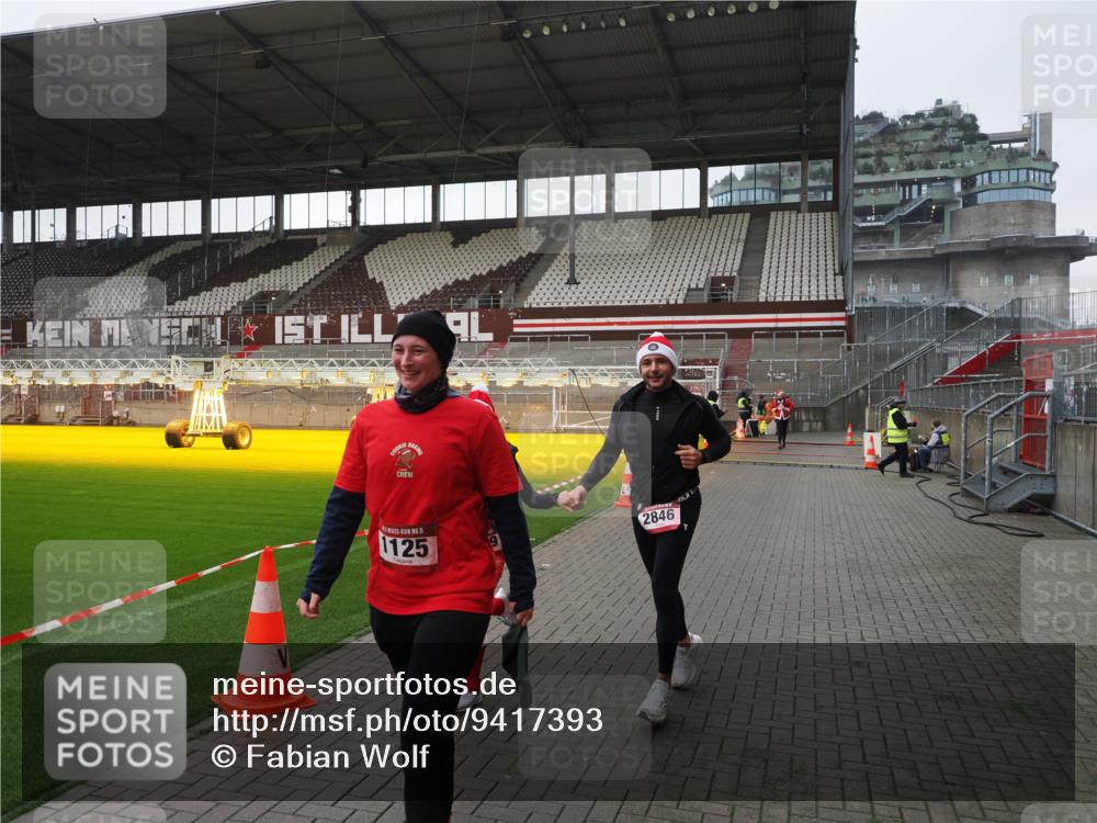 07.12.2025 - St. Pauli X-Mass-Run No. 15 Fabian Wolf http://msf.ph/oto/9417393 07.12.2025 11:17:29 Ziel 551, 845, 1122, 1125, 1127, 1130, 1340, 1529, 1531, 1686, 2477, 2766, 2846, 2849 meine-sportfotos.de