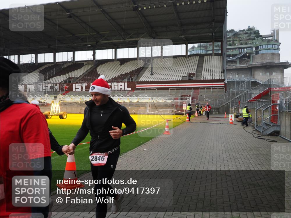 07.12.2025 - St. Pauli X-Mass-Run No. 15 Fabian Wolf http://msf.ph/oto/9417397 07.12.2025 11:17:29 Ziel 551, 845, 1122, 1125, 1127, 1130, 1340, 1529, 1531, 1686, 2477, 2766, 2846, 2849 meine-sportfotos.de