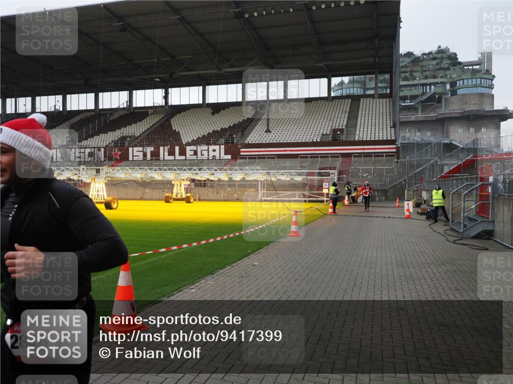 07.12.2025 - St. Pauli X-Mass-Run No. 15 Fabian Wolf http://msf.ph/oto/9417399 07.12.2025 11:17:30 Ziel 551, 845, 1122, 1125, 1127, 1130, 1529, 1686, 2477, 2766, 2846, 2849 meine-sportfotos.de