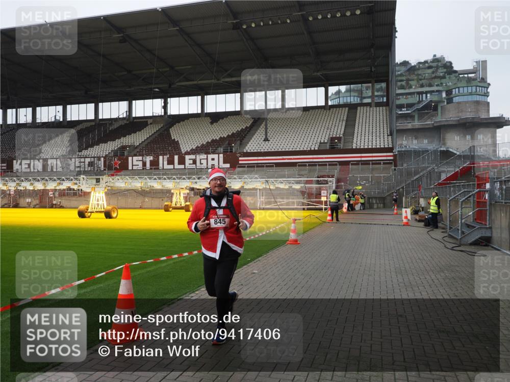 07.12.2025 - St. Pauli X-Mass-Run No. 15 Fabian Wolf http://msf.ph/oto/9417406 07.12.2025 11:17:40 Ziel 845, 2477 meine-sportfotos.de
