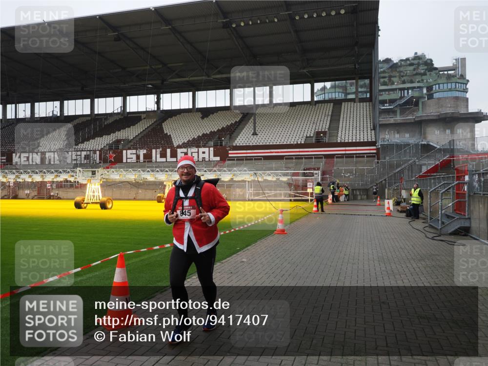 07.12.2025 - St. Pauli X-Mass-Run No. 15 Fabian Wolf http://msf.ph/oto/9417407 07.12.2025 11:17:40 Ziel 845, 2477 meine-sportfotos.de