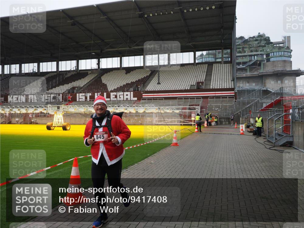 07.12.2025 - St. Pauli X-Mass-Run No. 15 Fabian Wolf http://msf.ph/oto/9417408 07.12.2025 11:17:40 Ziel 845, 2477 meine-sportfotos.de