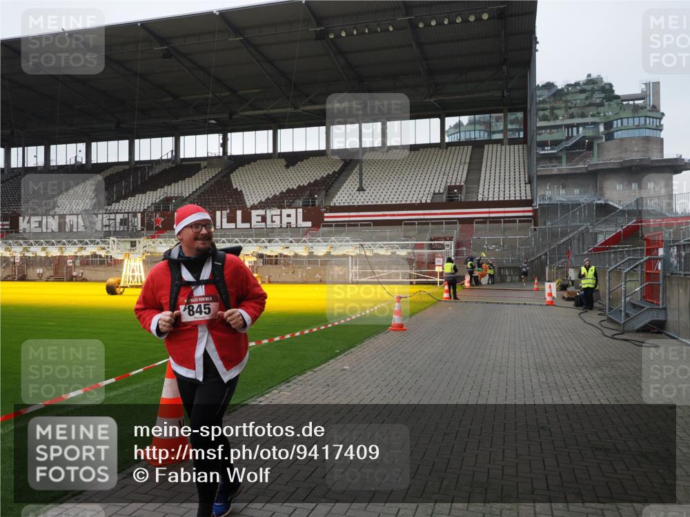 07.12.2025 - St. Pauli X-Mass-Run No. 15 Fabian Wolf http://msf.ph/oto/9417409 07.12.2025 11:17:40 Ziel 845, 2477 meine-sportfotos.de