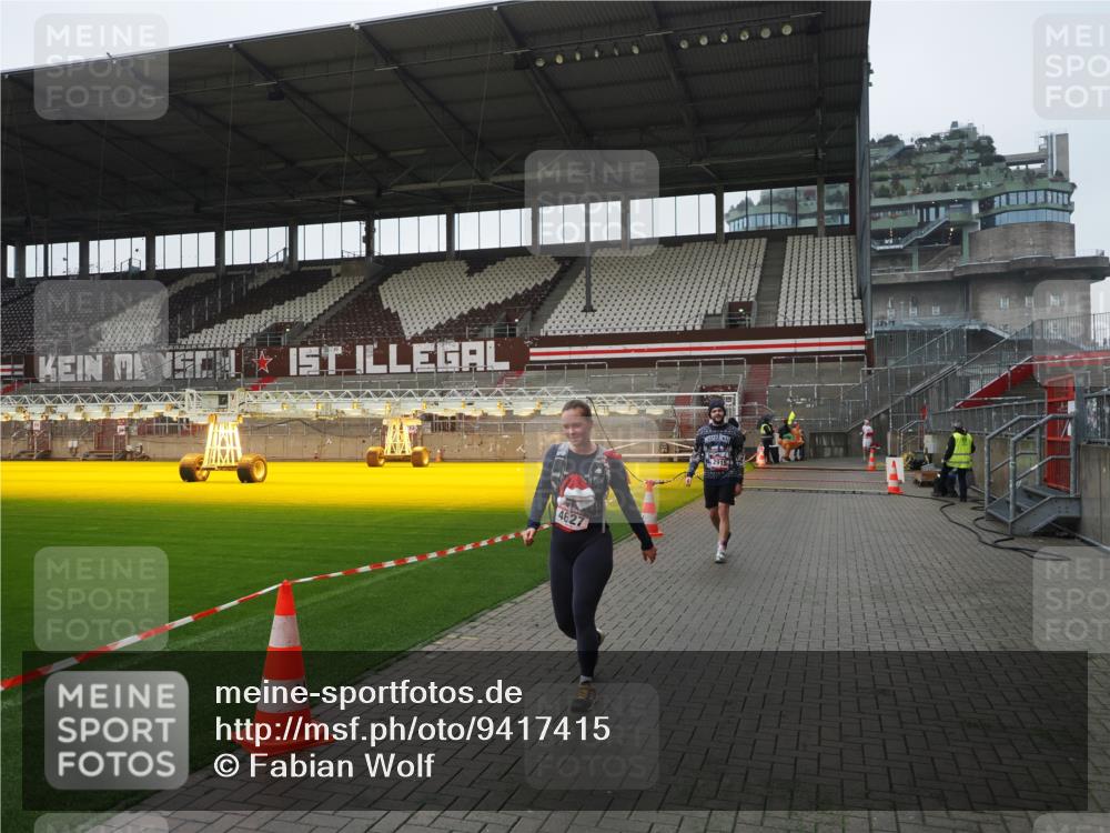 07.12.2025 - St. Pauli X-Mass-Run No. 15 Fabian Wolf http://msf.ph/oto/9417415 07.12.2025 11:17:55 Ziel 2915, 4627 meine-sportfotos.de