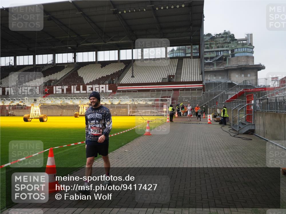 07.12.2025 - St. Pauli X-Mass-Run No. 15 Fabian Wolf http://msf.ph/oto/9417427 07.12.2025 11:18:00 Ziel 2915, 3221, 3327, 4627 meine-sportfotos.de