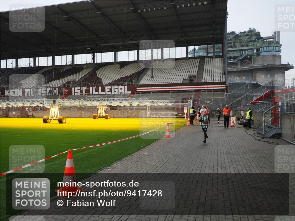 07.12.2025 - St. Pauli X-Mass-Run No. 15 Fabian Wolf http://msf.ph/oto/9417428 07.12.2025 11:18:03 Ziel 1325, 2915, 3221, 3327, 4627 meine-sportfotos.de