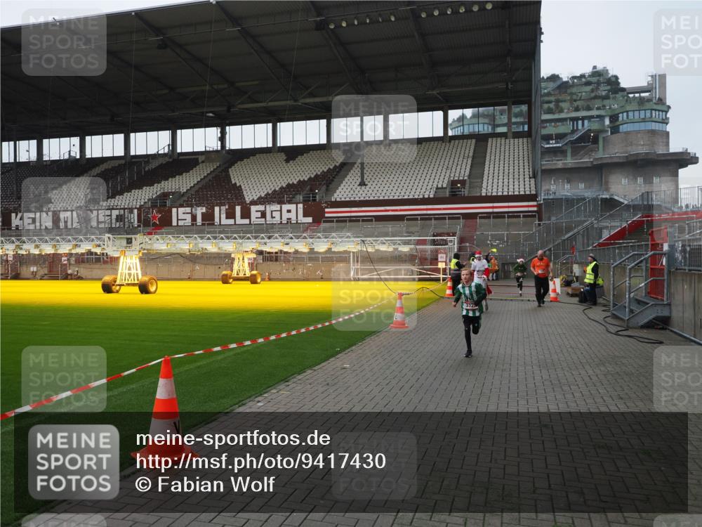 07.12.2025 - St. Pauli X-Mass-Run No. 15 Fabian Wolf http://msf.ph/oto/9417430 07.12.2025 11:18:04 Ziel 1325, 1348, 3221, 3327, 4627 meine-sportfotos.de