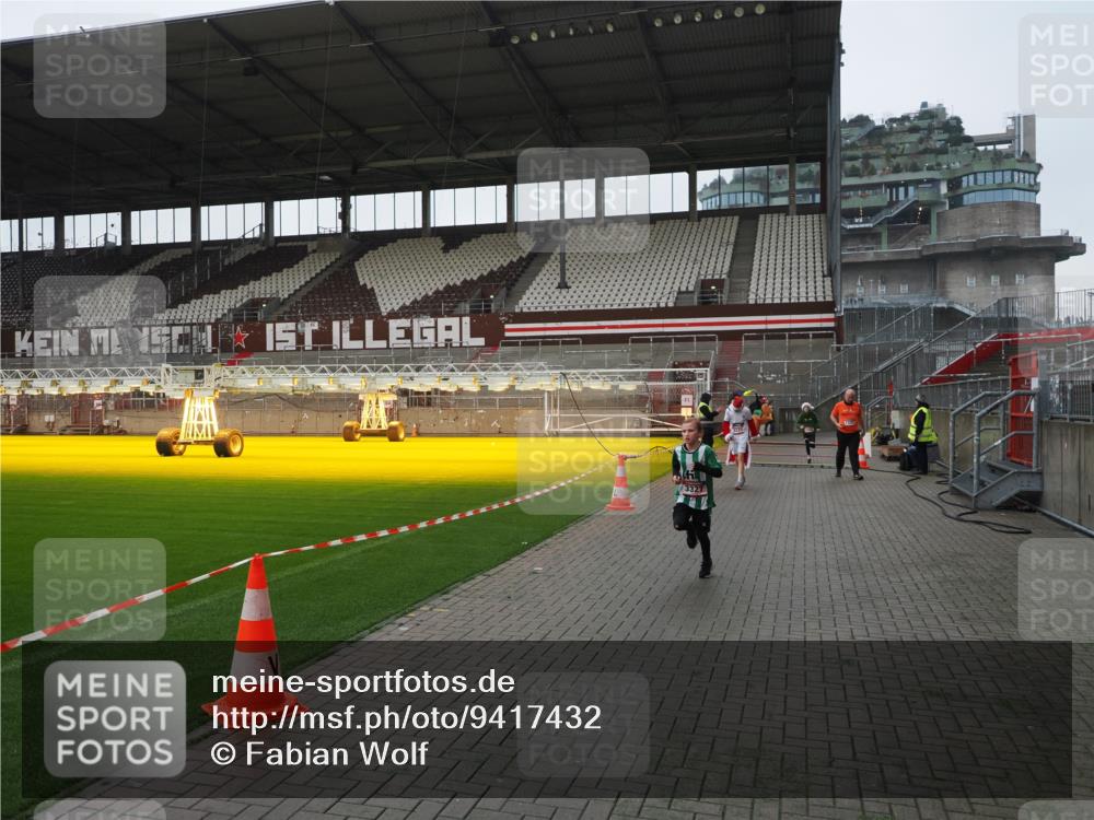 07.12.2025 - St. Pauli X-Mass-Run No. 15 Fabian Wolf http://msf.ph/oto/9417432 07.12.2025 11:18:04 Ziel 1325, 1348, 3221, 3327, 4627 meine-sportfotos.de