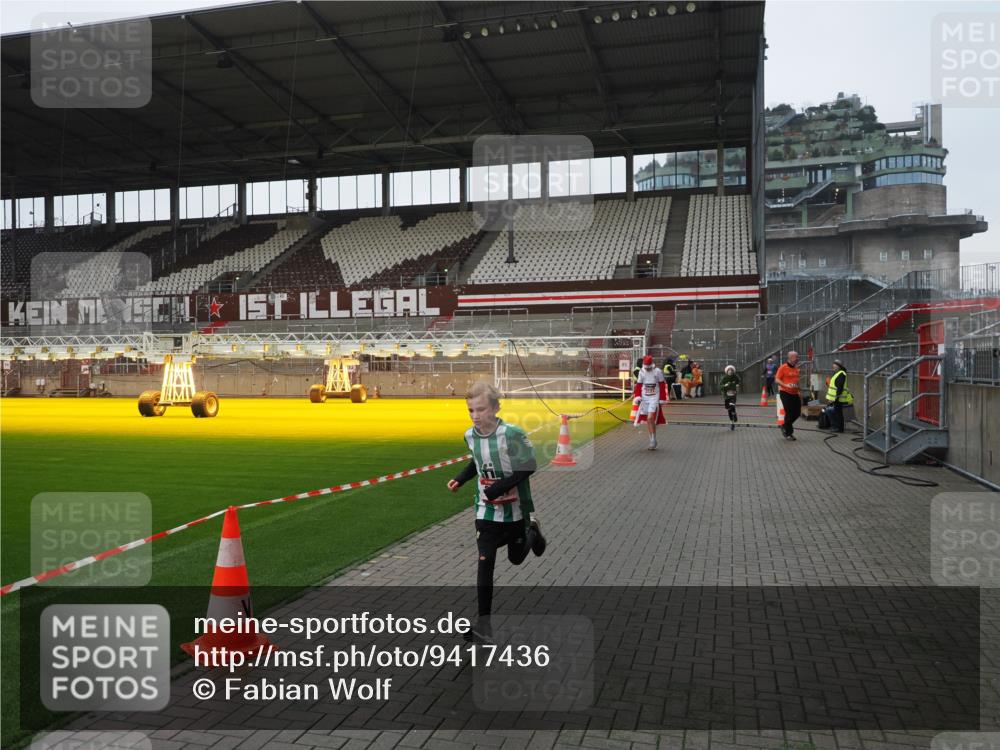 07.12.2025 - St. Pauli X-Mass-Run No. 15 Fabian Wolf http://msf.ph/oto/9417436 07.12.2025 11:18:05 Ziel 1325, 1348, 3221, 3327, 4627 meine-sportfotos.de