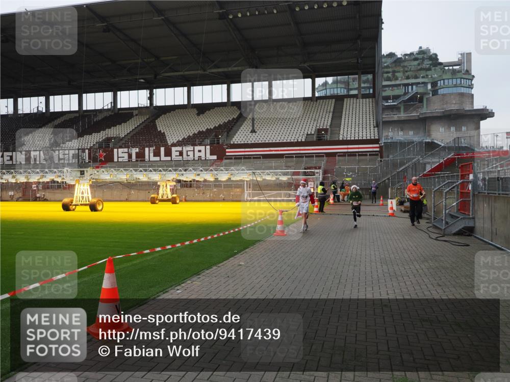 07.12.2025 - St. Pauli X-Mass-Run No. 15 Fabian Wolf http://msf.ph/oto/9417439 07.12.2025 11:18:06 Ziel 1325, 1348, 3221, 3327 meine-sportfotos.de