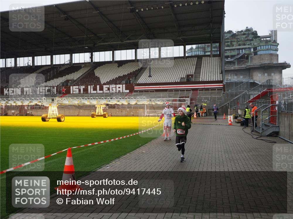 07.12.2025 - St. Pauli X-Mass-Run No. 15 Fabian Wolf http://msf.ph/oto/9417445 07.12.2025 11:18:09 Ziel 1325, 1348, 3201, 3221, 3327 meine-sportfotos.de