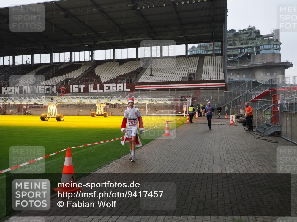 07.12.2025 - St. Pauli X-Mass-Run No. 15 Fabian Wolf http://msf.ph/oto/9417457 07.12.2025 11:18:12 Ziel 1325, 1348, 3201, 3221, 3327 meine-sportfotos.de