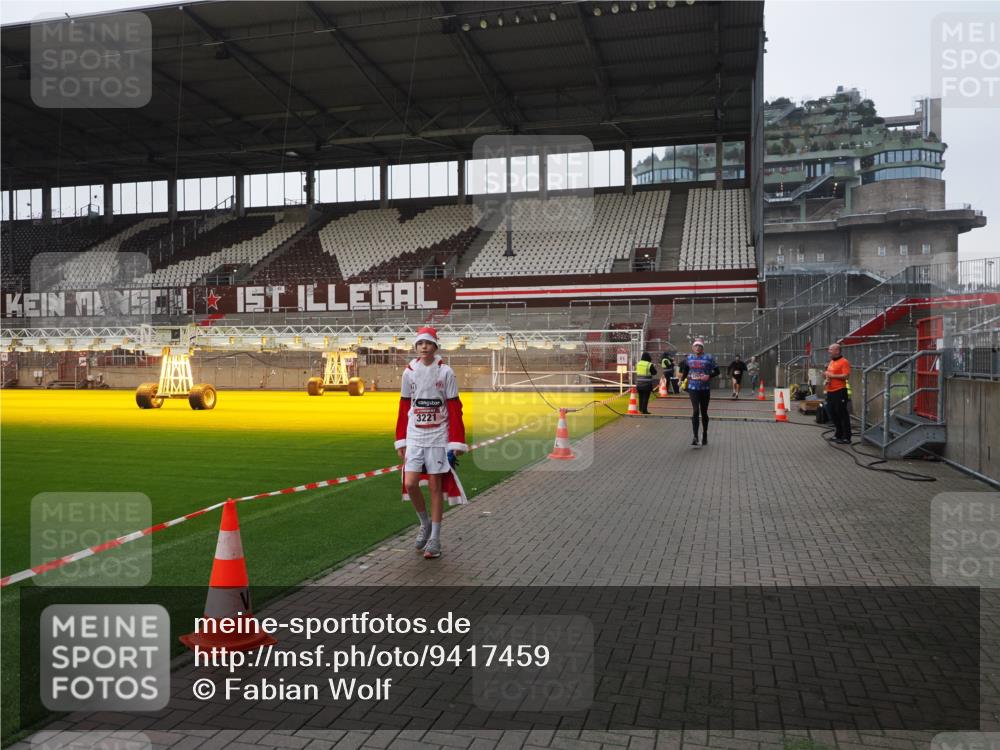 07.12.2025 - St. Pauli X-Mass-Run No. 15 Fabian Wolf http://msf.ph/oto/9417459 07.12.2025 11:18:13 Ziel 1325, 1348, 3201, 3221, 3327 meine-sportfotos.de