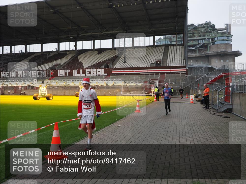 07.12.2025 - St. Pauli X-Mass-Run No. 15 Fabian Wolf http://msf.ph/oto/9417462 07.12.2025 11:18:14 Ziel 1325, 1348, 3201, 3221, 3327 meine-sportfotos.de
