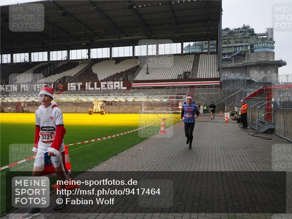 07.12.2025 - St. Pauli X-Mass-Run No. 15 Fabian Wolf http://msf.ph/oto/9417464 07.12.2025 11:18:15 Ziel 1325, 1348, 3201, 3221, 3304, 3327 meine-sportfotos.de