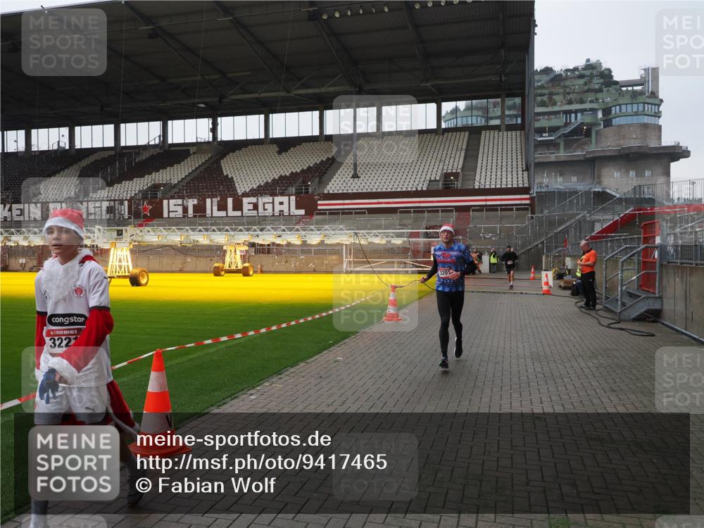 07.12.2025 - St. Pauli X-Mass-Run No. 15 Fabian Wolf http://msf.ph/oto/9417465 07.12.2025 11:18:15 Ziel 1325, 1348, 3201, 3221, 3304, 3327 meine-sportfotos.de