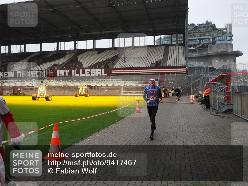 07.12.2025 - St. Pauli X-Mass-Run No. 15 Fabian Wolf http://msf.ph/oto/9417467 07.12.2025 11:18:15 Ziel 1325, 1348, 3201, 3221, 3304, 3327 meine-sportfotos.de