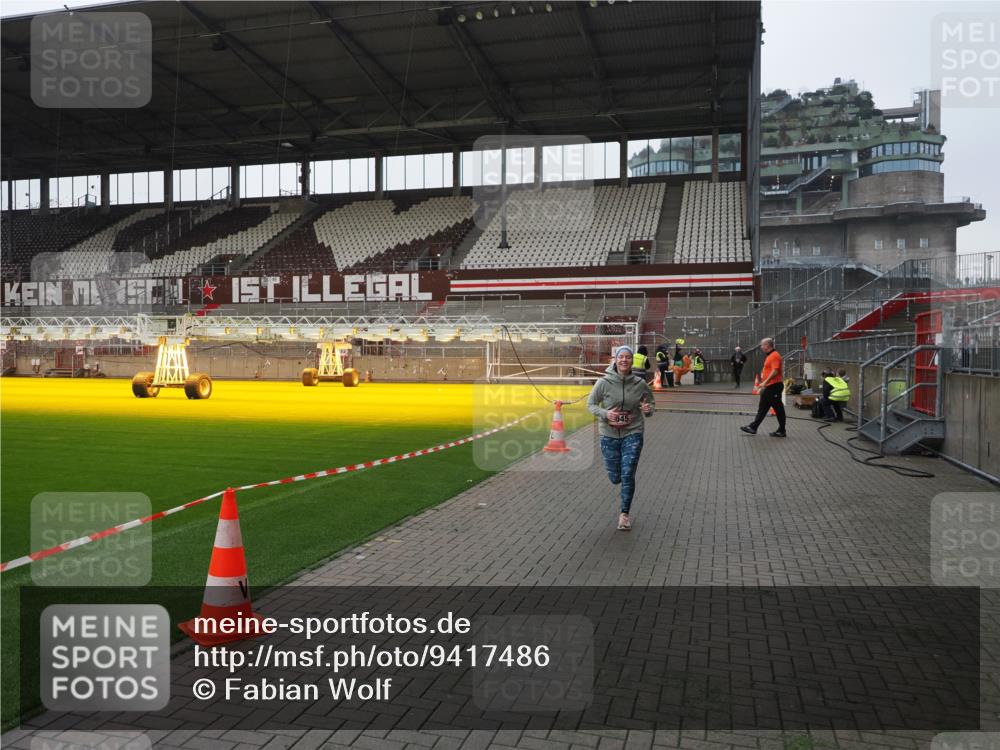 07.12.2025 - St. Pauli X-Mass-Run No. 15 Fabian Wolf http://msf.ph/oto/9417486 07.12.2025 11:18:22 Ziel 1348, 2045, 3201, 3304 meine-sportfotos.de