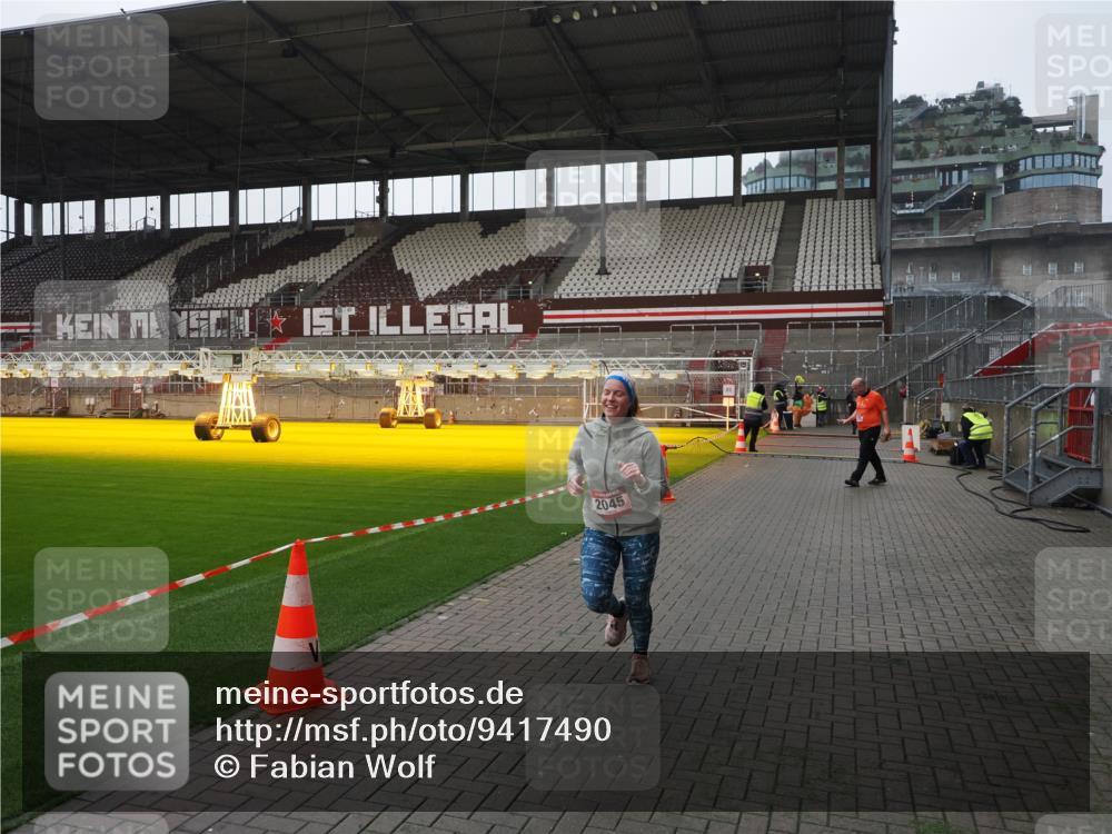 07.12.2025 - St. Pauli X-Mass-Run No. 15 Fabian Wolf http://msf.ph/oto/9417490 07.12.2025 11:18:22 Ziel 1348, 2045, 3201, 3304 meine-sportfotos.de