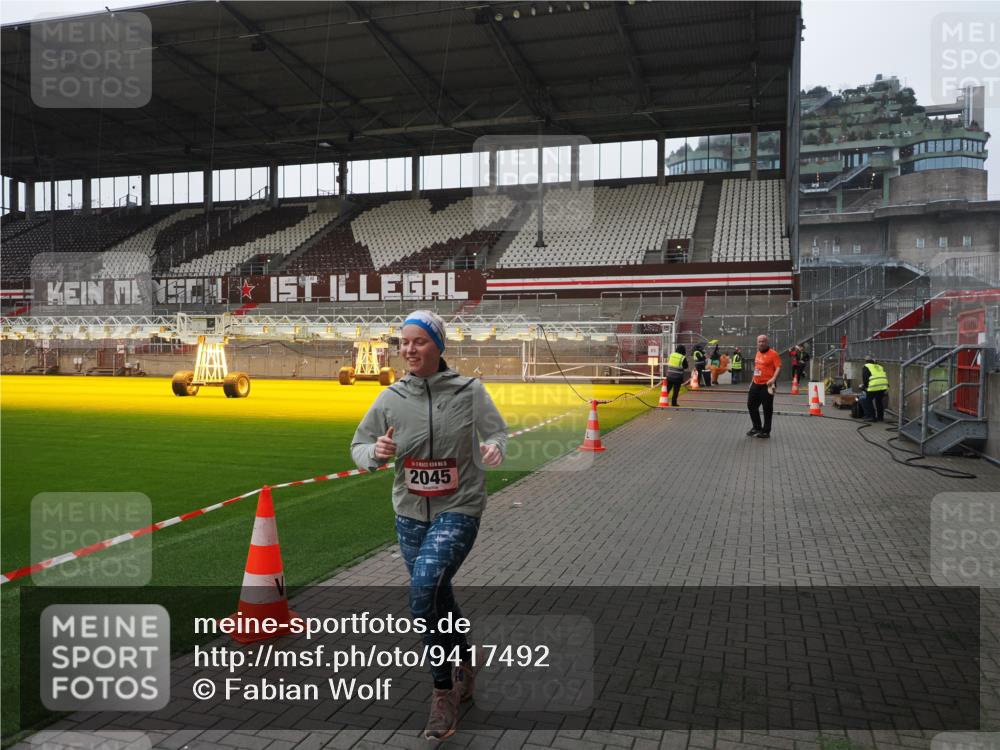 07.12.2025 - St. Pauli X-Mass-Run No. 15 Fabian Wolf http://msf.ph/oto/9417492 07.12.2025 11:18:23 Ziel 1348, 2045, 3201, 3304 meine-sportfotos.de