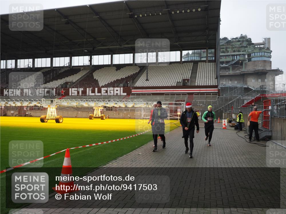 07.12.2025 - St. Pauli X-Mass-Run No. 15 Fabian Wolf http://msf.ph/oto/9417503 07.12.2025 11:18:33 Ziel 2045, 2918, 3138, 3158, 3304, 3634, 3636 meine-sportfotos.de
