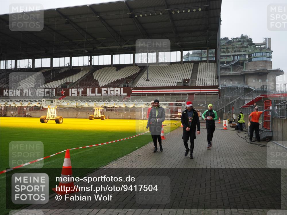 07.12.2025 - St. Pauli X-Mass-Run No. 15 Fabian Wolf http://msf.ph/oto/9417504 07.12.2025 11:18:33 Ziel 2045, 2918, 3138, 3158, 3304, 3634, 3636 meine-sportfotos.de