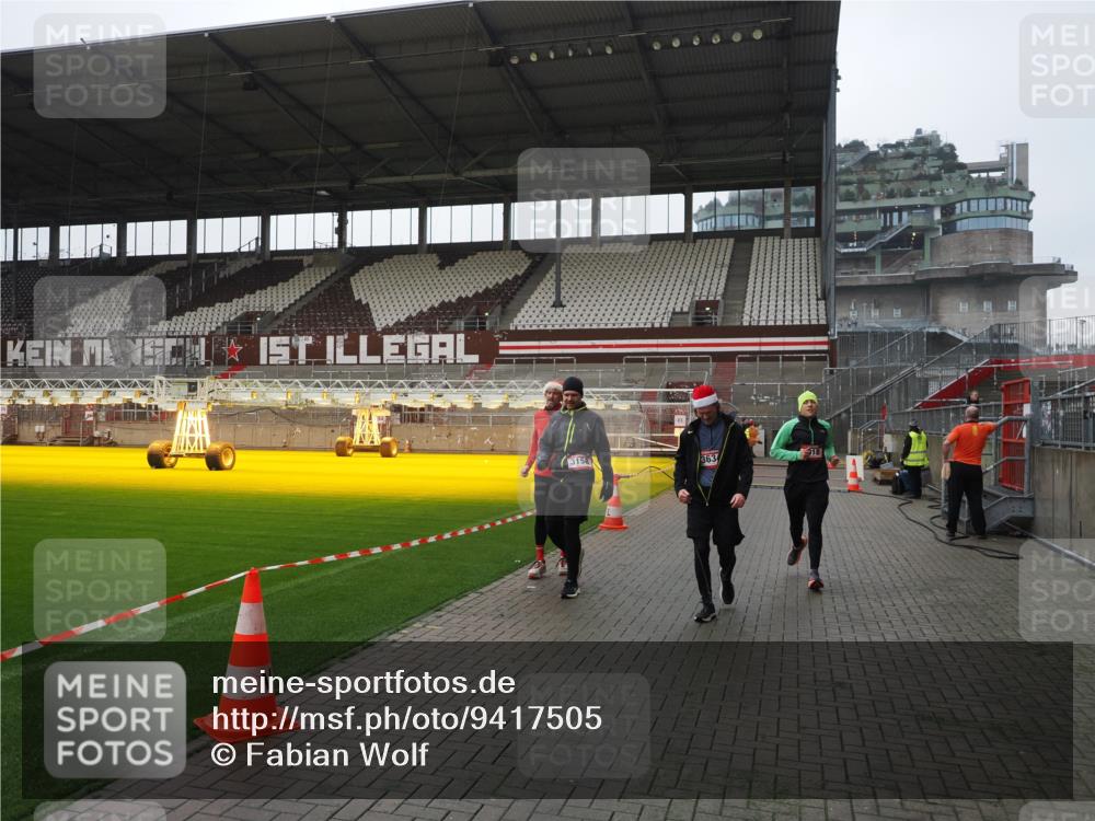 07.12.2025 - St. Pauli X-Mass-Run No. 15 Fabian Wolf http://msf.ph/oto/9417505 07.12.2025 11:18:33 Ziel 2045, 2918, 3138, 3158, 3304, 3634, 3636 meine-sportfotos.de